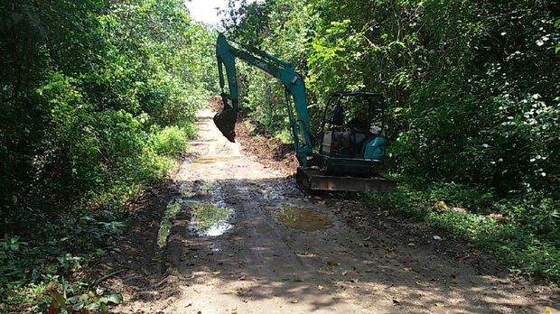Pembangunan jalan menuju wisata pantai di Malang Selatan