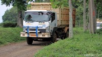 Jalur perkebunan tersebut kondisinya rusak dan berbatu. Apalagi karena sering dilintasi truk dan kendaraan berat proyek kereta cepat tersebut, jalan menjadi becek dan membahayakan pengguna jalan.