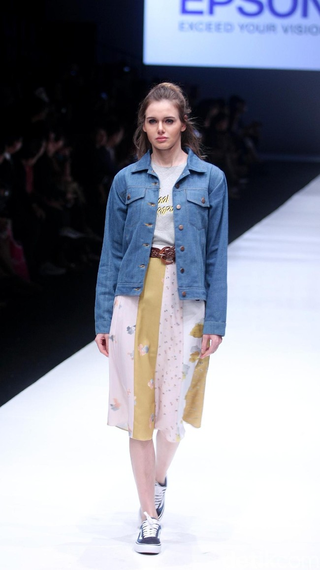 Rancangan busana terbaru dari Alex[a]lexa dengan mengusung tema Art School di Jakarta Fashion Week 2018, Senayan City, Jakarta, Rabu (25/10/2017). Foto: Mohammad Abdhu/Wolipop