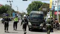 Petugas mengatur arus lalu lintas yang dialihkan.