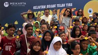 Mereka menyempatkan foto bersama anak-anak disela acara peluncuran Giant Yellow Duck, di Central Park Meikarta, Cikarang, Kabupaten Bekasi, Jawa Barat, Minggu (5/11).  Foto: dok. Meikarta