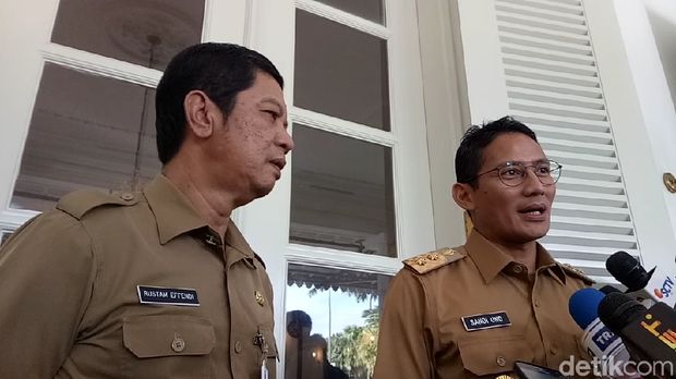 Sandiaga (kanan) memperkenalkan Rustam (kiri) sebagai stafnya