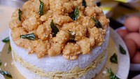 Bosan dengan kue ulang tahun biasa? Anda bisa mencoba kreasi kue ulang tahun racikan Salt Inc dengan paduan telur asin. Kuenya terdiri dari nasi, telur dan ayam dengan paduan saus telur asin. Foto: Salt Inc
