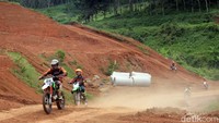 Saking sepi dan tak ada pengerjaanya, bahkan disalah satu lokasi proyek yang terkendala dengan beberapa hal itu kini dijadikan tempat bermain motor cross oleh warga.