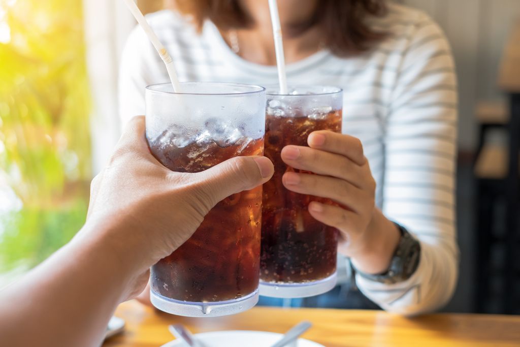 Dua kaleng soda