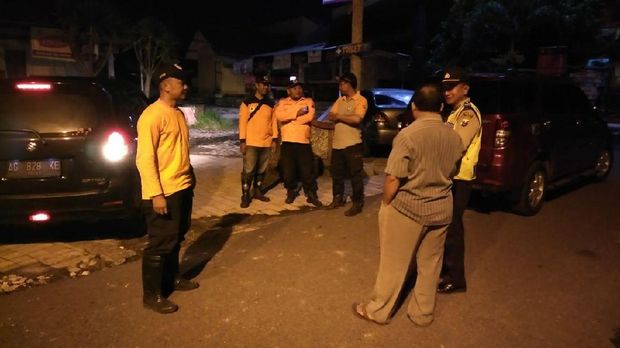 Petugas gabungan bersiap melakukan evakuasi