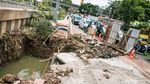 Begini Perjuangan Pasukan Oranye Bersihkan Sungai di Jakarta