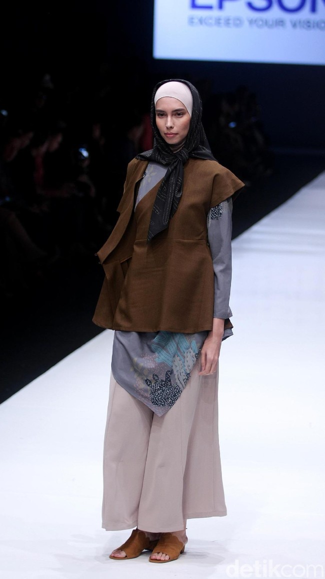 Koleksi terbaru dari brand Kami Idea yang kini berganti nama menjadi KAMI mengusung tema Cacti di Jakarta Fashion Week 2018, Senayan City, Jakarta, Rabu (25/10/2017). Foto: Mohammad Abduh/Wolipop