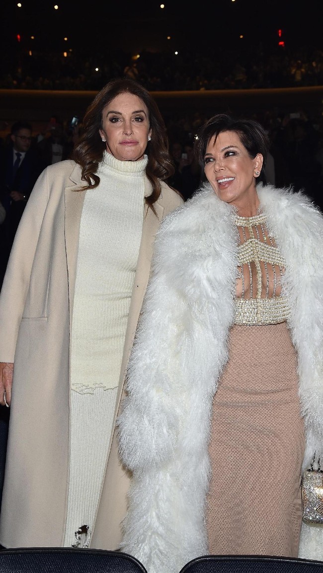 Saat tampil di fashion show Kanye West di 2016. Kris Jenner berpose bersama mantan suaminya Caitlyn (Bruce) Jenner.  Foto: dok. Getty Images