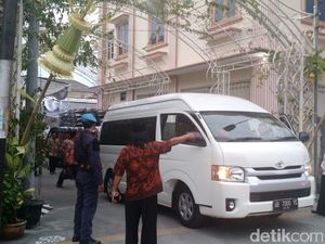 H-2 Kahiyang Nikah, Ibu-ibu RT Ikut Pengajian di Rumah Jokowi