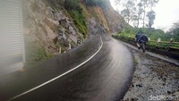 Tanjakan Panganten (Pengantin) itu terletak di Jalan Raya Pakenjeng-Pamulihan, Kampung Cisandaan, Desa Halimun, Kecamatan Pamulihan, Garut. Sekitar 50 kilometer dari pusat kota Garut. 