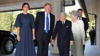 didampingi oleh istrinya Melania yang mengenakan gaun panjang warna biru tua.  (Foto: REUTERS/Eugene Hoshiko/Pool)