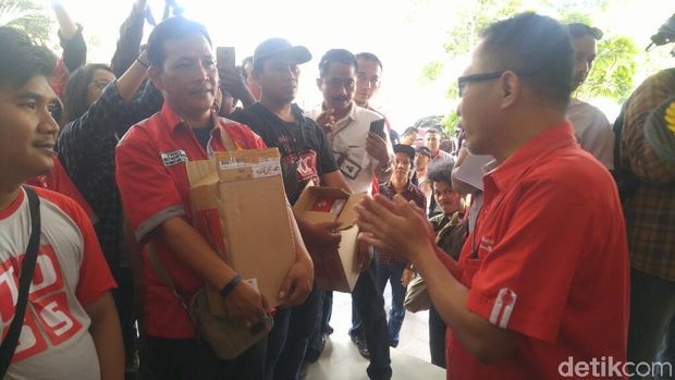 Aksi penjual SIM Card di Semarang.