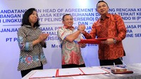 Dirut PT Pelindo I Bambang Eka Cahyana (tengah) bersama Dirut PT Pelindo III IGN Askhara Danadiputra (kanan) melakukan penandatanganan berkas kerjasama jasa kepelabuhan yang disaksikan Asisten Deputi Usaha Konstruksi dan Sarana dan Prasarana Perhubungan II Kementerian BUMN RR Dewi Ariyani (kiri), di Medan, Sumatera Utara, Jumat (3/11). Foto: dok. Pelindo I
