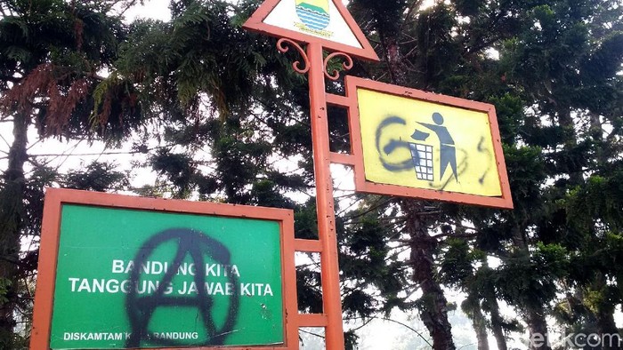 Aksi vandalisme oknum warga mengotori sejumlah fasilitas publik. Seperti di Taman Jomblo yang letaknya berada di bawah Jembatan Layang Pasupati, Kota Bandung, Jawa Barat, Senin (6/11/2017). Seharusnya warga ikut menjaga fasilitas publik bukan malah mengotorinya.