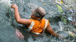 Begini Perjuangan Pasukan Oranye Bersihkan Sungai di Jakarta