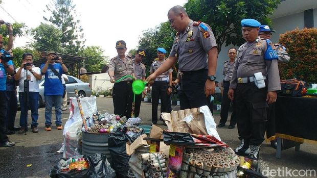 Polisi razia 800 ribu petasan di Bogor