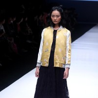 Rancangan busana terbaru dari Alex[a]lexa dengan mengusung tema Art School di Jakarta Fashion Week 2018, Senayan City, Jakarta, Rabu (25/10/2017). Foto: Mohammad Abdhu/Wolipop