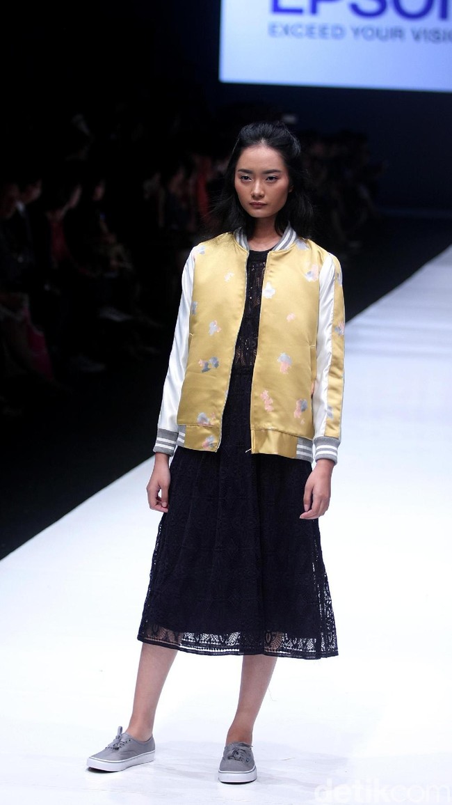 Rancangan busana terbaru dari Alex[a]lexa dengan mengusung tema Art School di Jakarta Fashion Week 2018, Senayan City, Jakarta, Rabu (25/10/2017). Foto: Mohammad Abdhu/Wolipop
