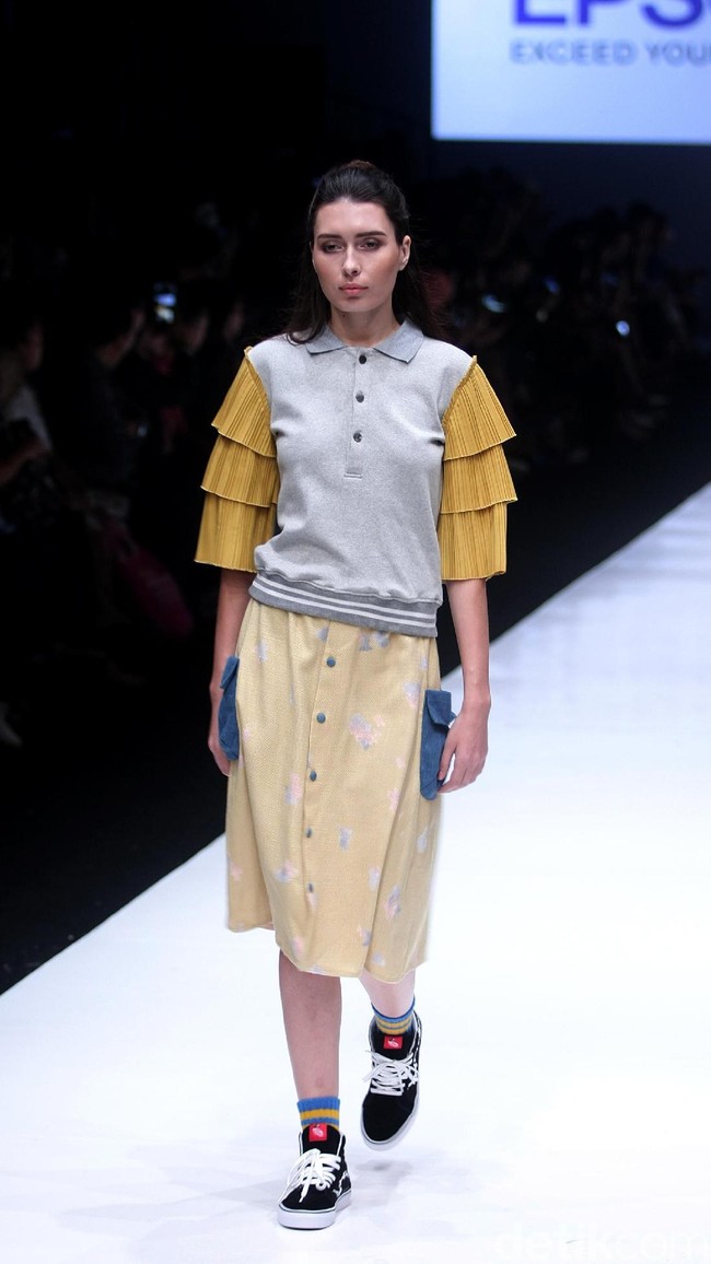 Rancangan busana terbaru dari Alex[a]lexa dengan mengusung tema Art School di Jakarta Fashion Week 2018, Senayan City, Jakarta, Rabu (25/10/2017). Foto: Mohammad Abdhu/Wolipop