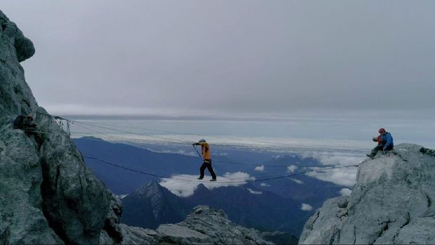 Saat Turis China Mendaki Puncak Tertinggi Indonesia