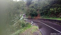 Tanjakan ini memiliki medan yang menanjak dengan tingkat kemiringan sekitar 45 derajat dan sejauh kurang lebih 700 meter.