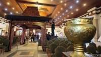 Para pekerja tengah menghias Graha Saba Buana.
