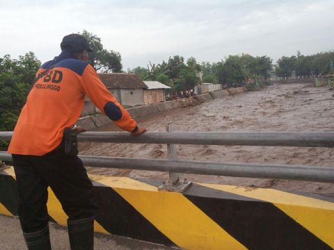 petugas BPBD tengah mencari korban yang terseret banjir bandang