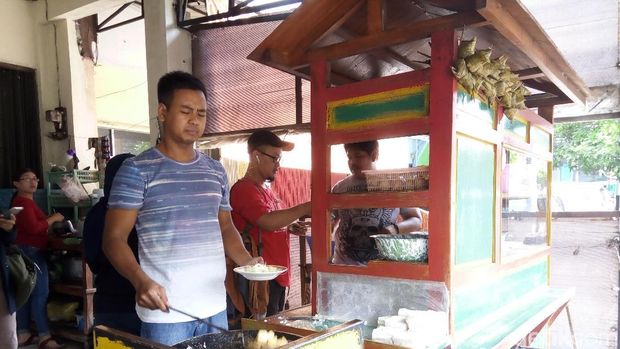 Warung Sekitar Gedung Tetap Buka di Hari Pernikahan Kahiyang