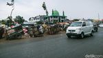 Begini Perjuangan Pasukan Oranye Bersihkan Sungai di Jakarta