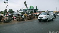 Gerobak yang terparkir itu pun sudah terisi penuh oleh sampah rumah tangga.