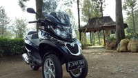 Untuk diketahui, Piaggio MP3 500 Business memiliki tiga roda, dua roda di depan dan satu roda di belakang.