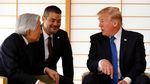 Foto: Bertemu Kaisar Jepang, Ini yang Dilakukan Trump