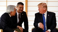 Keempatnya kemudian bersama-sama masuk ke dalam istana. Di dalam istana, Trump dan Kaisar Akihito bercakap-cakap sambil dibantu penerjemah.  (Foto: REUTERS/Eugene Hoshiko/Pool)