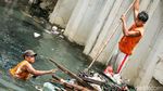 Begini Perjuangan Pasukan Oranye Bersihkan Sungai di Jakarta