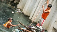 Sampah dikumpulkan di rakit terlebih dahulu sebelum akhirnya dibuang.