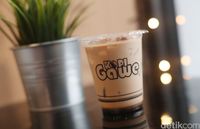 Kopi Gawe: Slurrpp! Di Sini Bisa Menyeruput Es Kopi Susu Sambil Piknik Seru