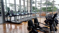Masuk ke dalam ruangan gym, terdapat peralatan yang lengkap. Terdapat alat fitnes lari, barbel, hingga peralatan angkat berat. Seluruh tamu dapat menggunakan fasilitas gym dan kolam renang secara gratis (Bayu Ardi Isnanto/detikTravel)