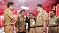 Suasana akrab antara Anies-Sandi dan Praseto tergambar dalam foto ini. Foto: Facebook/Anies Baswedan