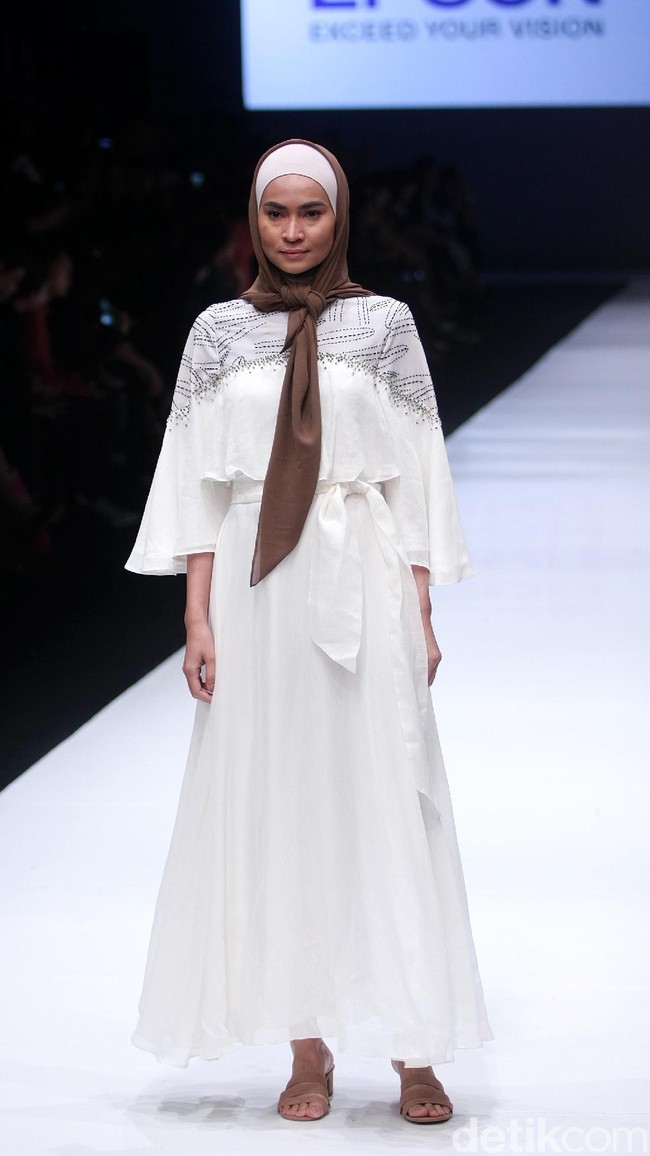 Koleksi terbaru dari brand Kami Idea yang kini berganti nama menjadi KAMI mengusung tema Cacti di Jakarta Fashion Week 2018, Senayan City, Jakarta, Rabu (25/10/2017). Foto: Mohammad Abduh/Wolipop