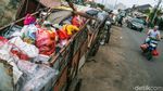 Begini Perjuangan Pasukan Oranye Bersihkan Sungai di Jakarta