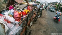 Gerobak sampah sudah berjejer rapi di bantaran Kali Sunter.