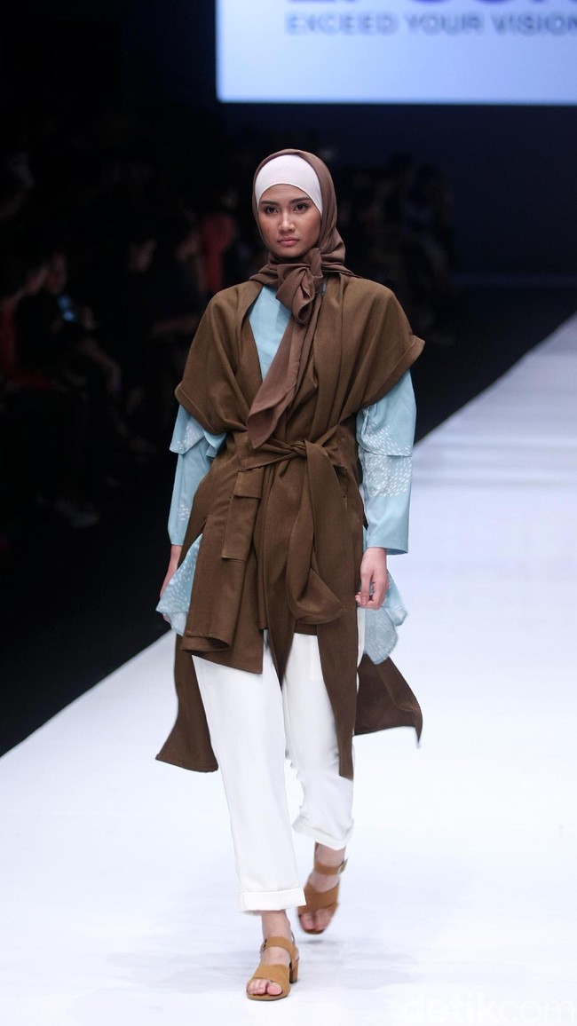 Koleksi terbaru dari brand Kami Idea yang kini berganti nama menjadi KAMI mengusung tema Cacti di Jakarta Fashion Week 2018, Senayan City, Jakarta, Rabu (25/10/2017). Foto: Mohammad Abduh/Wolipop