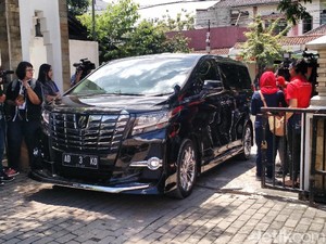 Calon Besan Jokowi Tinggalkan Geladi Resik Naik Alphard