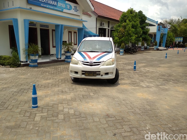 Uji praktik pembuatan SIM A. Foto: Adhar Muttaqin Uji praktik pembuatan SIM A. Foto: Adhar Muttaqin