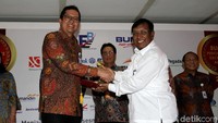 Managing Director Strategy, Risk, & Compliance PT Bank Tabungan Negara (Persero) Tbk. R. Mahelan Prabantarikso menerima penghargaan BUMN Performance Excellence Award 2017 kategori Emerging Industry Leader yang diserahkan Deputi Bidang Usaha Konstruksi dan Sarana dan Prasarana Perhubungan Kementerian BUMN Ahmad Bambang, di Jakarta, Senin (6/11). Penghargaan dari Forum Excellence BUMN milik Kementerian BUMN tersebut, diraih atas kinerja unggul, sistematis, dan efisien Bank BTN pada 2016. Bank BTN berkomitmen akan terus meningkatkan kemampuan bisnis dan menggelar transformasi untuk menjadi perusahaan kelas dunia yang tumbuh berkelanjutan.