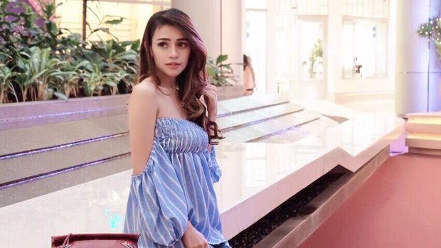 Pilot Ganteng Mantan Kekasih Kahiyang, Model Seksi Bersuara Soal Katalog Alexis