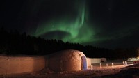 Sorrisniva Igloo Hotel, Alta, Norwegia adalah hotel es terbesar dan paling utara di dunia. Semua terbuat dari es termasuk detail artistik seperti lampu gantung dan patung. Untuk pemandangan aurora, traveler dapat memotretnya sambil tur kereta luncur rusa kutub dari tanggal 18 Desember 2017 sampai 8 April 2018 (CNN Travel)