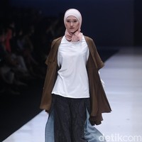 Koleksi terbaru dari brand Kami Idea yang kini berganti nama menjadi KAMI mengusung tema Cacti di Jakarta Fashion Week 2018, Senayan City, Jakarta, Rabu (25/10/2017). Foto: Mohammad Abduh/Wolipop
