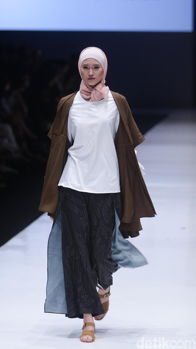 Koleksi terbaru dari brand Kami Idea yang kini berganti nama menjadi KAMI mengusung tema Cacti di Jakarta Fashion Week 2018, Senayan City, Jakarta, Rabu (25/10/2017). Foto: Mohammad Abduh/Wolipop